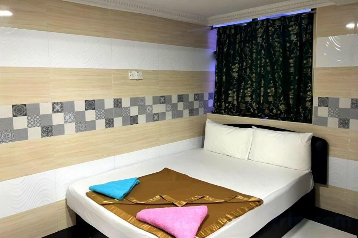 Tabla de planchar con plancha, wifi gratis, ropa de cama