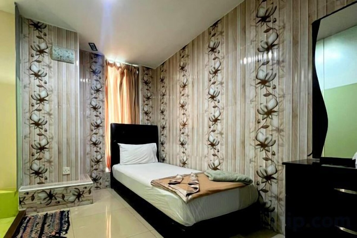 Tabla de planchar con plancha, wifi gratis, ropa de cama