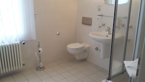 Amenidades de baño gratuitas, secadora de cabello, toallas