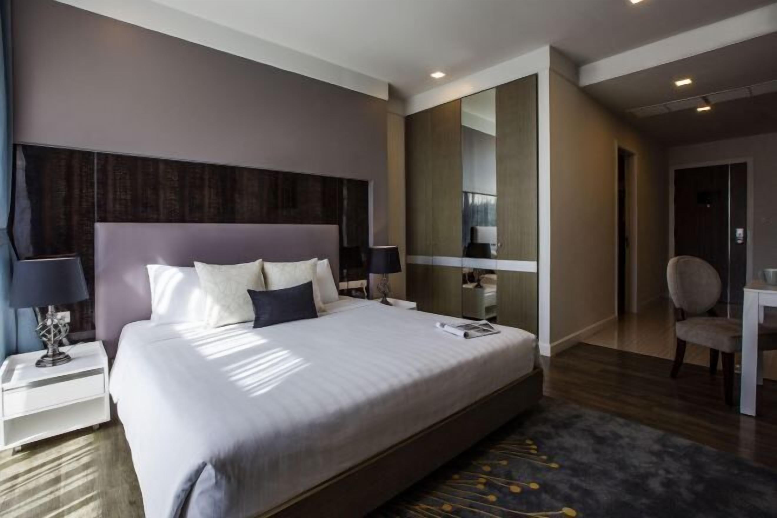 Cofres nos quartos, escrivaninha, quartos à prova de som, berços grátis