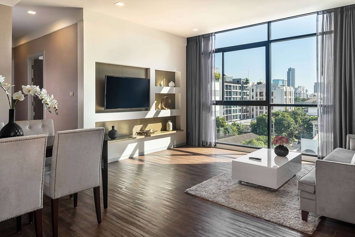 Suite – deluxe, 2 soverom | Oppholdsområde | En 40-tommers Flatskjerm-TV med kabel-kanaler samt TV