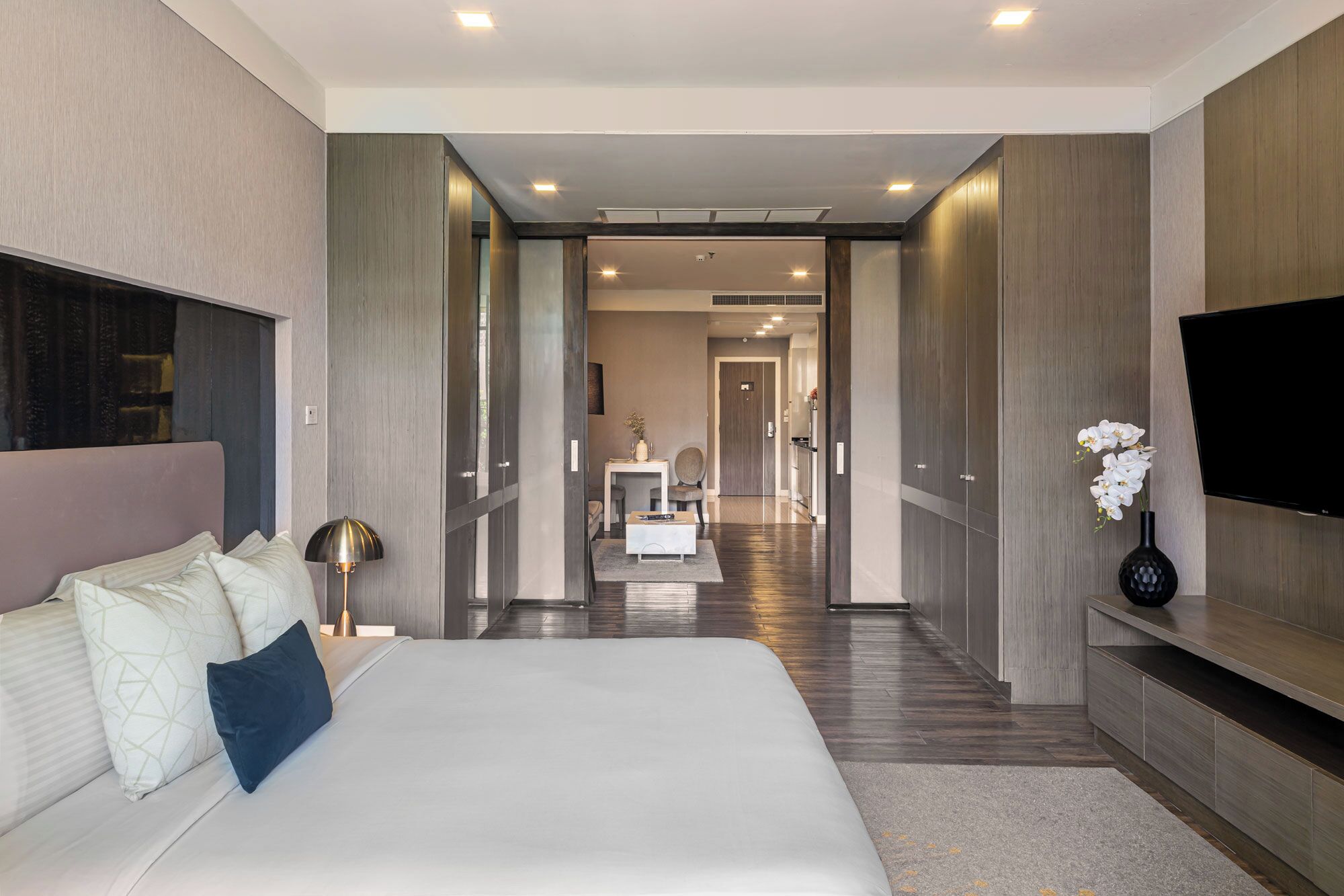 deluxe suite, 1 king bed | in-room safe, desk, soundproofing, free cots/infant beds