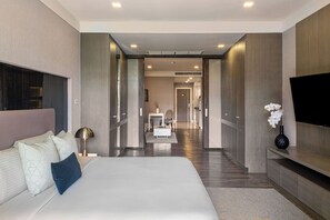 A modern hotel room with a large bed, a TV, and a desk with a chair. - Metropolis Suites Bangkok, Tapestry Collection by Hilton (Bangkok)