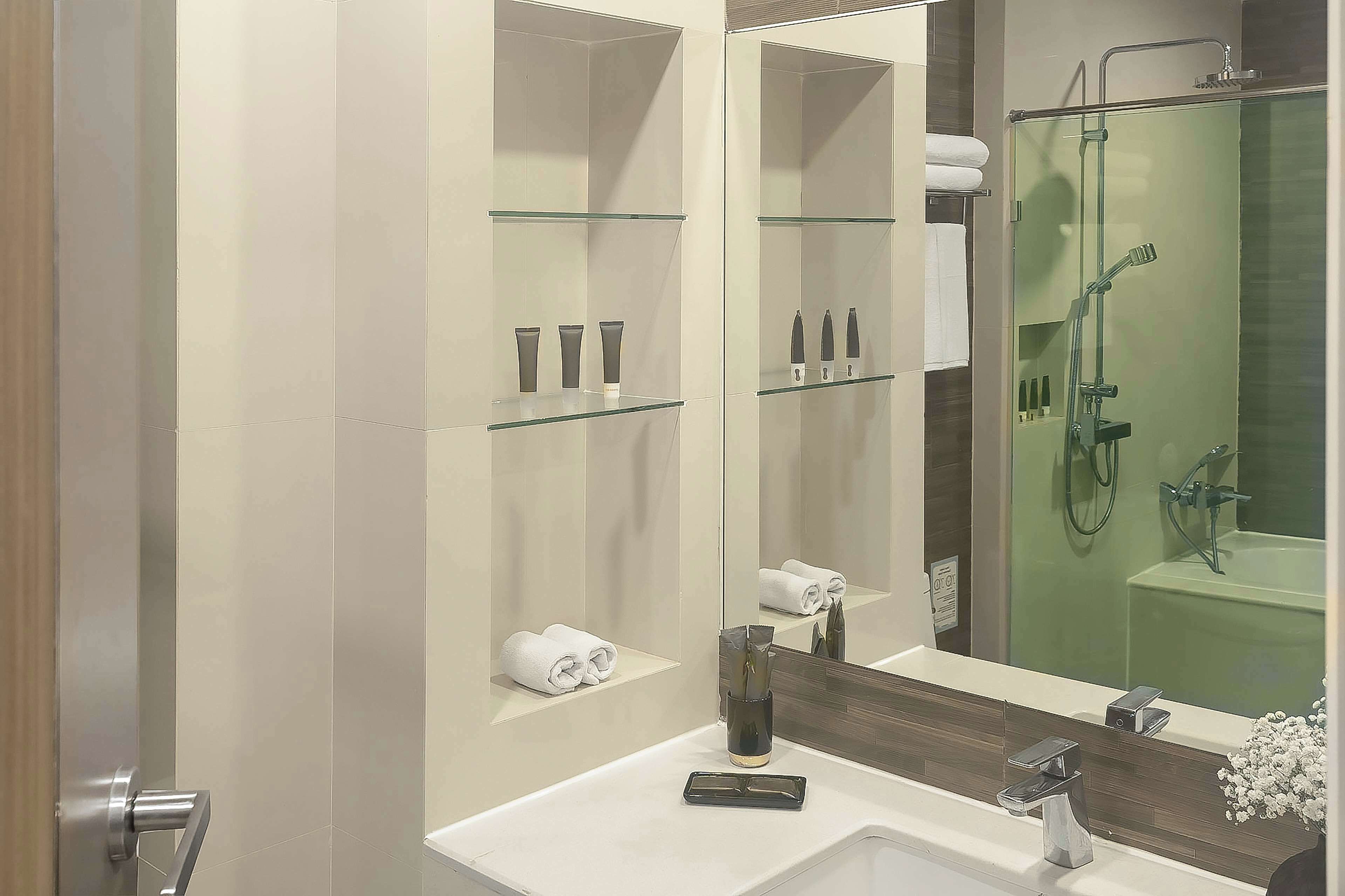 separate bathtub and shower, eco-friendly toiletries, hair dryer