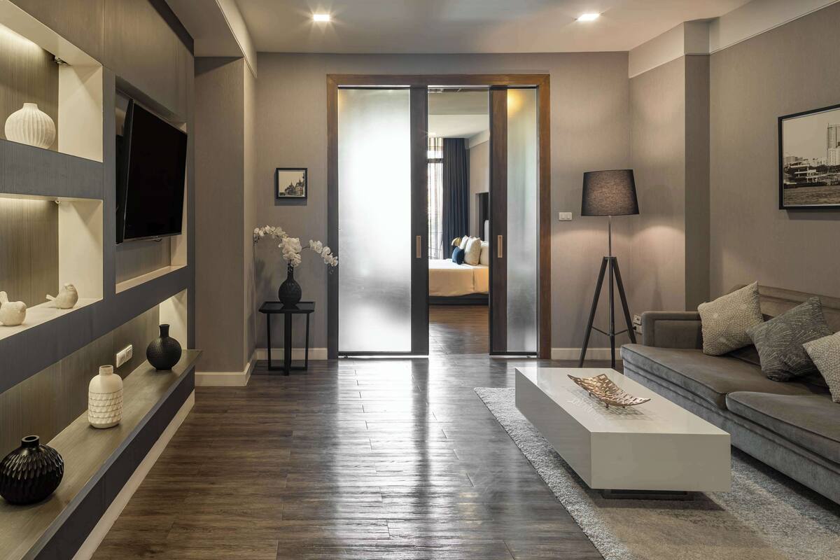 Suite – deluxe, 1 kingsize-seng | Oppholdsområde | En 40-tommers Flatskjerm-TV med kabel-kanaler samt TV