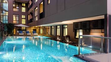 Una piscina al aire libre