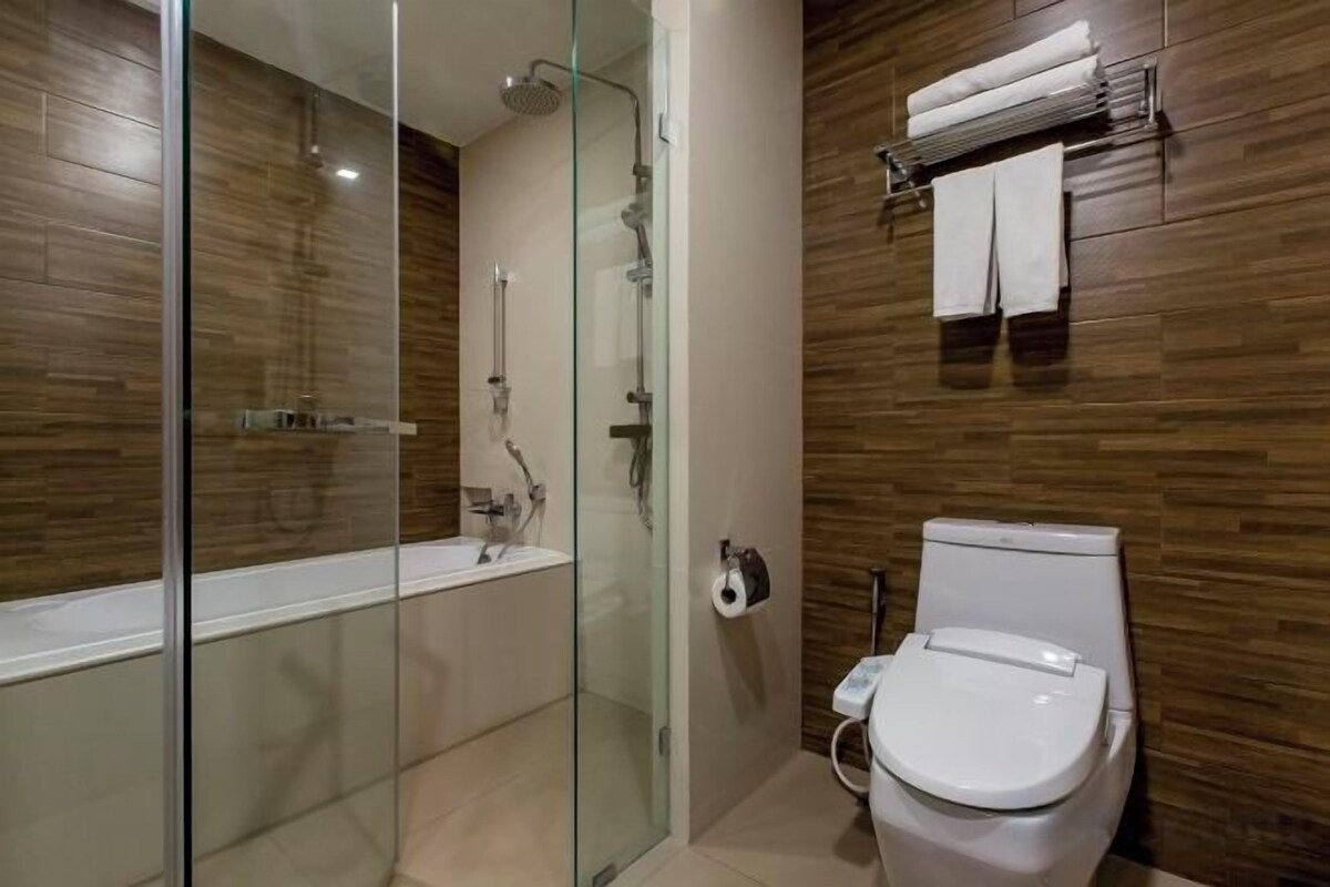 Bathroom | Separate tub and shower, free toiletries, hair dryer, bathrobes