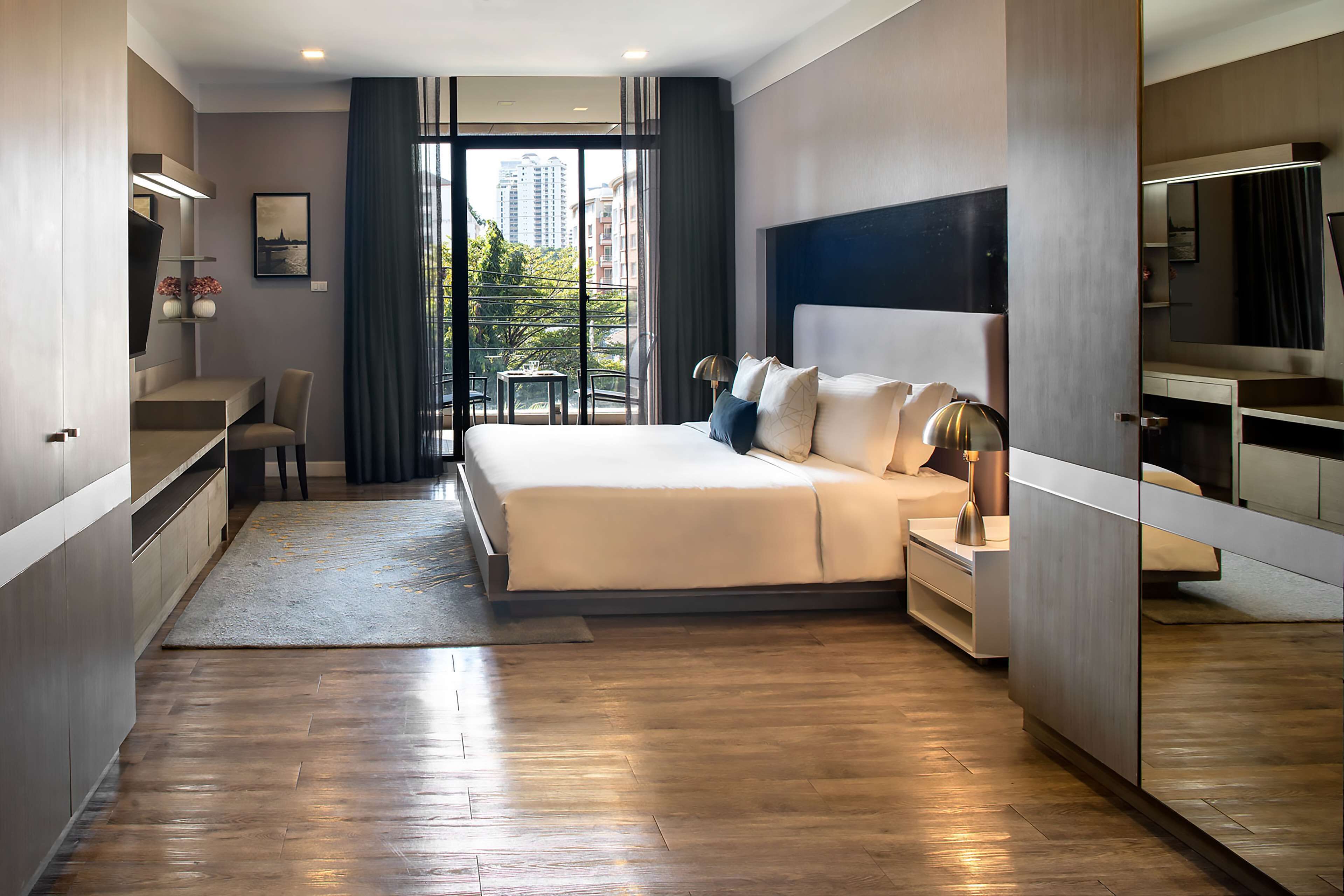 deluxe suite, 1 king bed | city view