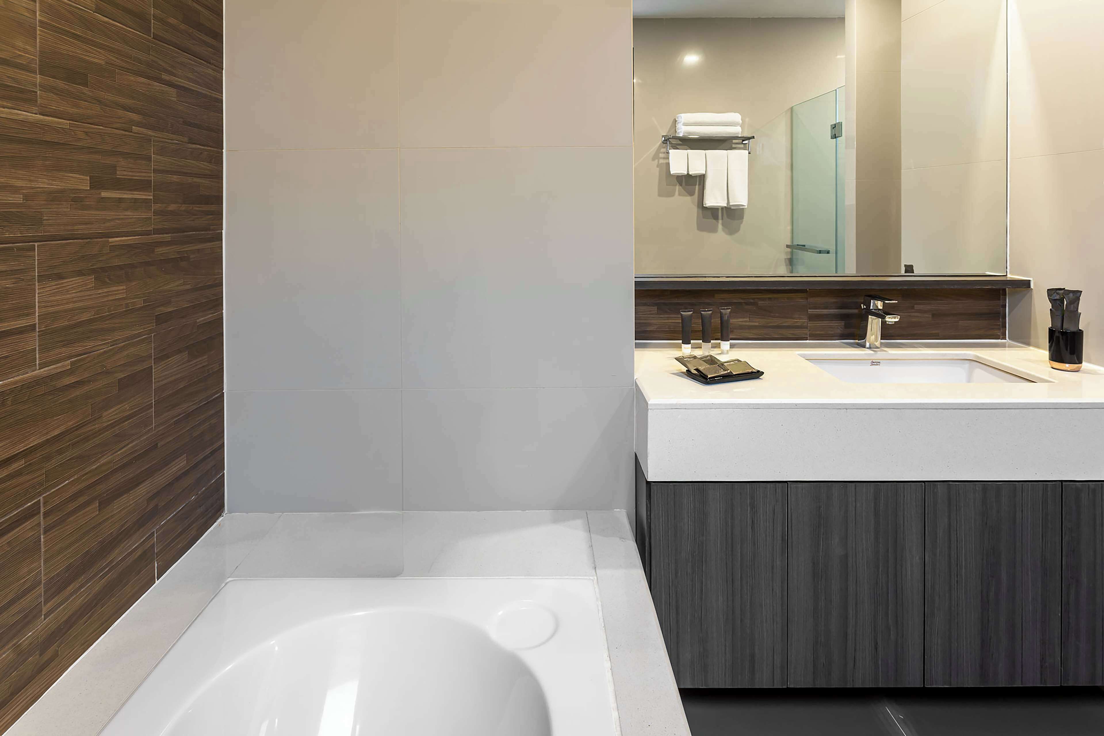 deluxe suite, 2 bedrooms | bathroom | separate bathtub and shower, eco-friendly toiletries, hair dryer