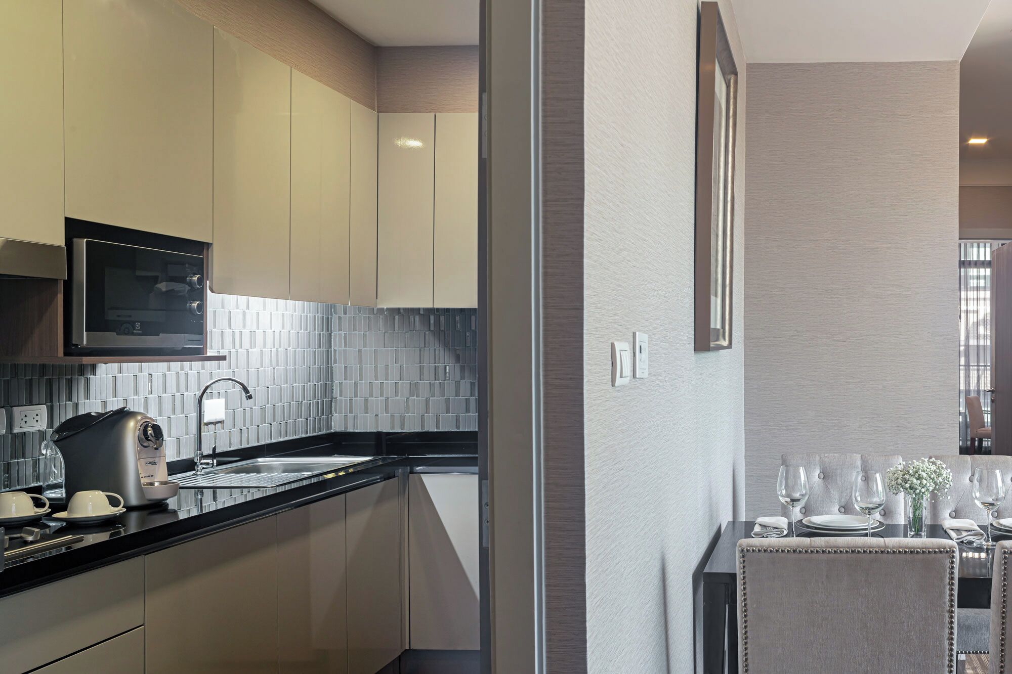 deluxe suite, 2 bedrooms | private kitchen | full-sized fridge, microwave, stovetop, electric kettle