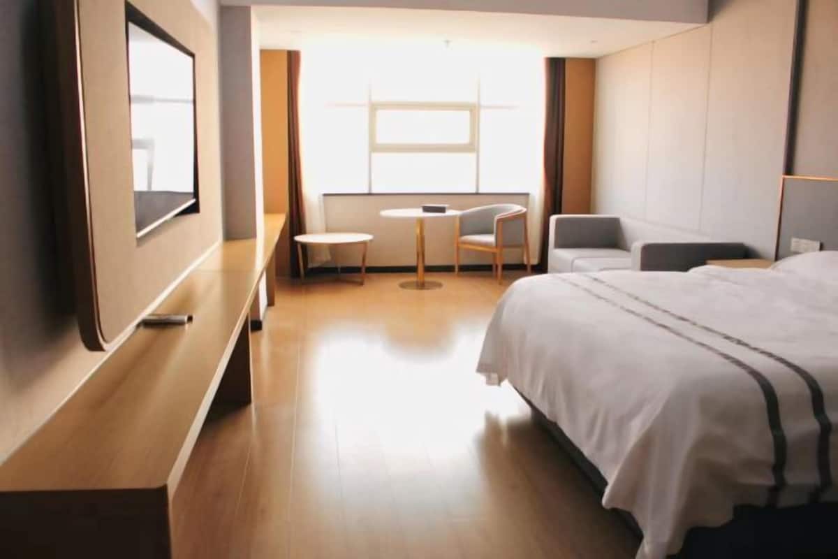 Minibar, caja de seguridad en la habitación y escritorio