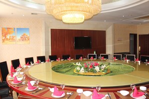 Phục vụ bữa sáng, bữa trưa và bữa tối 