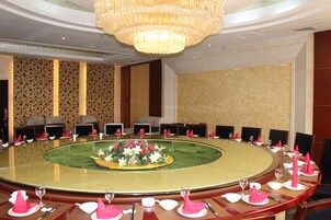 Breakfast, lunch, dinner served; Chinese cuisine 