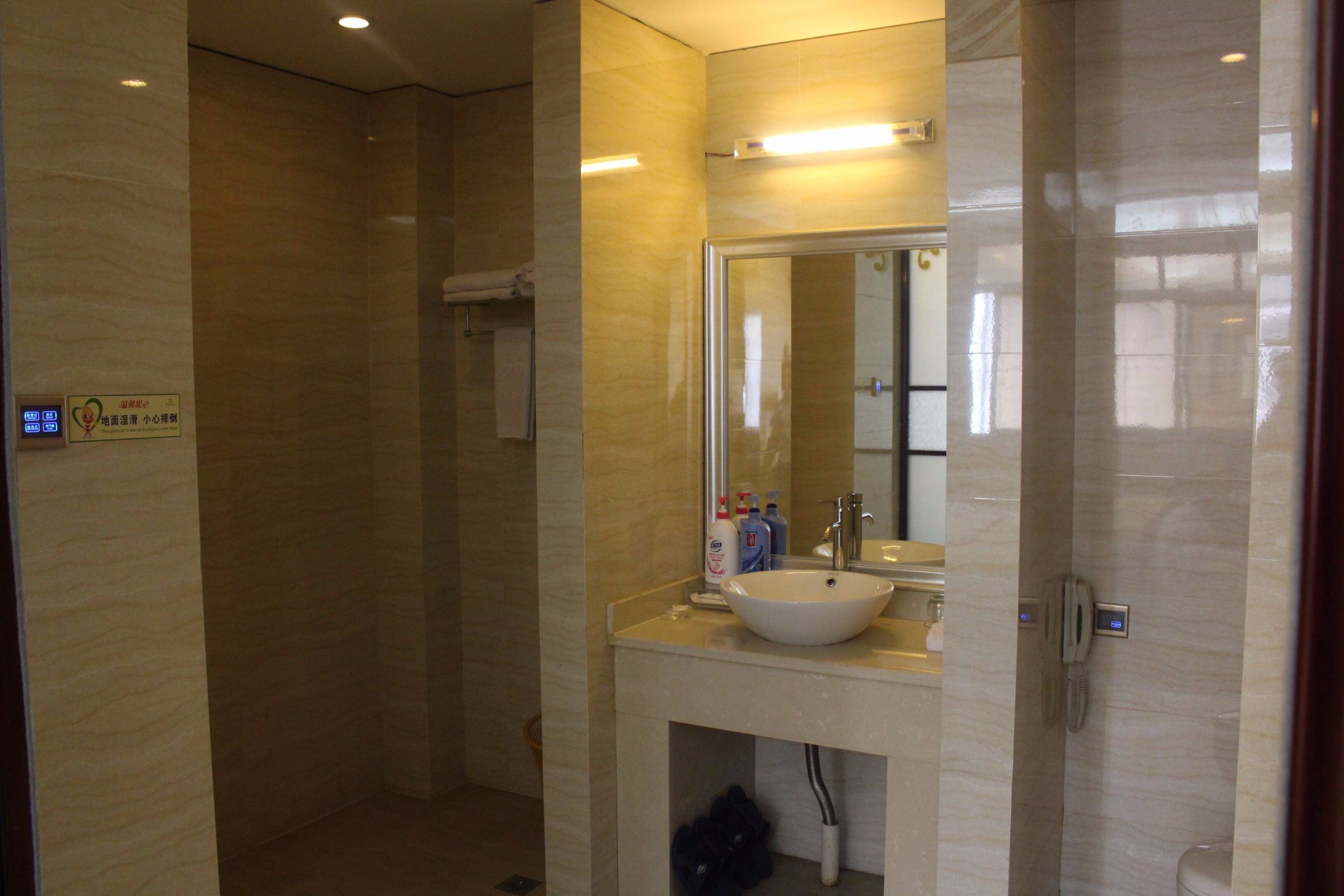 Deluxe Suite | Bathroom | Shower, free toiletries, hair dryer, slippers