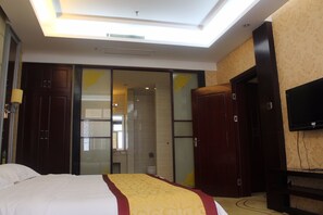 Minibar, Zimmersafe, Schreibtisch, Verdunkelungsvorhänge