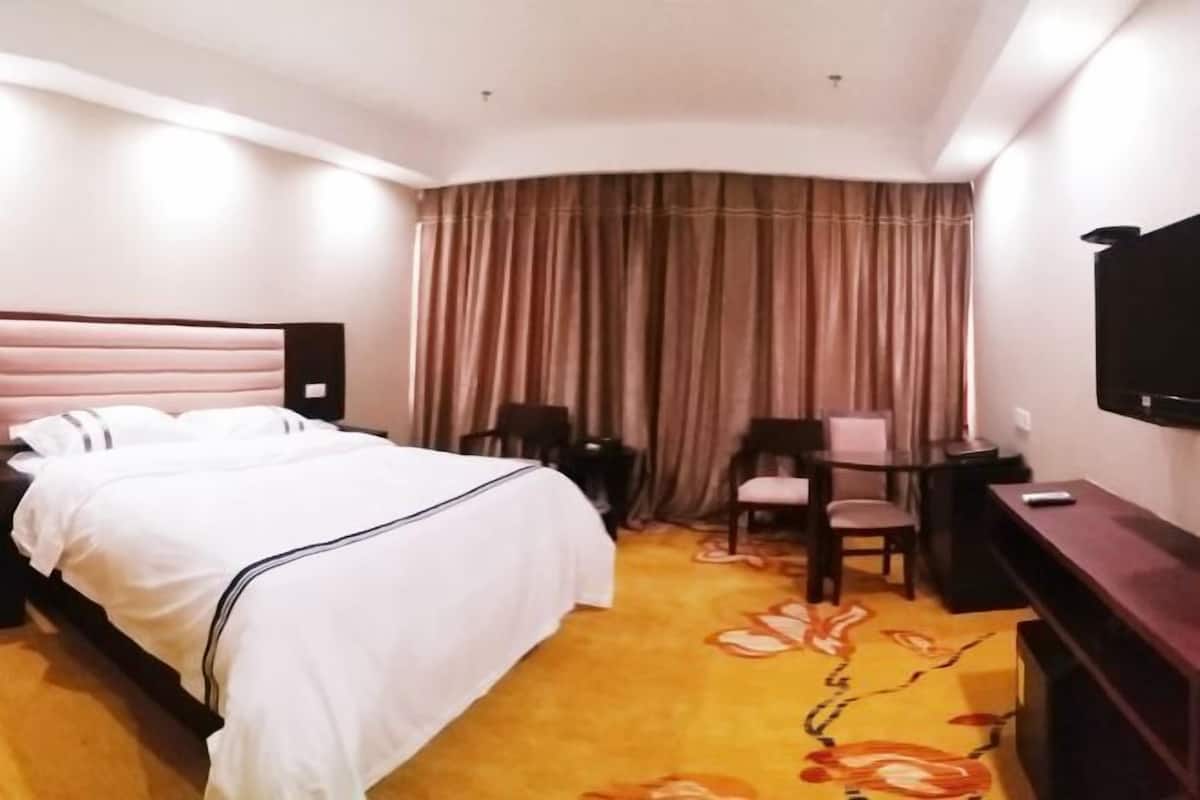 Minibar, caja de seguridad en la habitación y escritorio