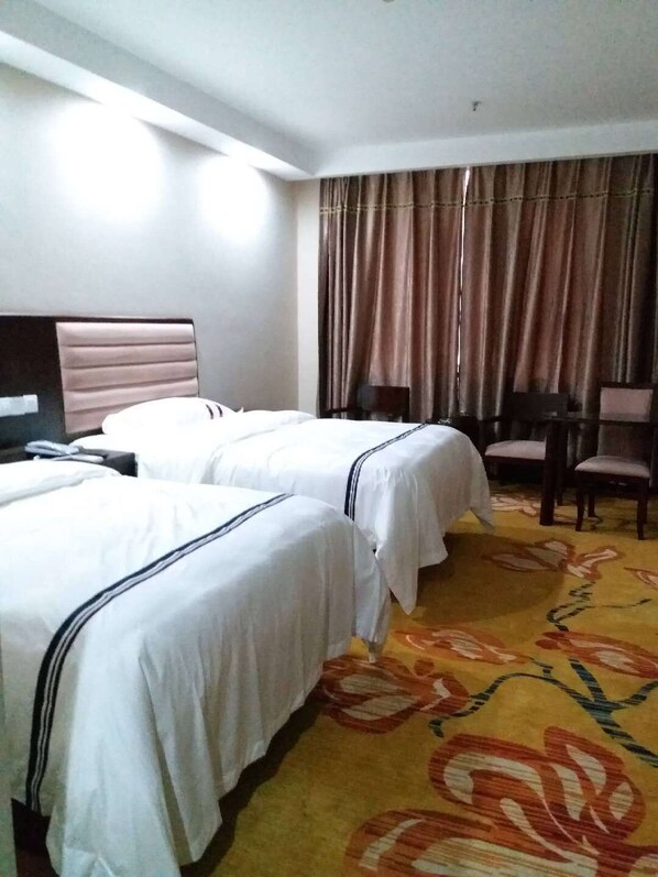 Bar mini, peti besi dalam bilik, meja, langsir/tirai gelap terus 