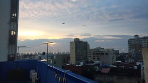 Un paisaje urbano con edificios y un avión en el cielo.