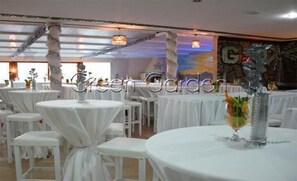 2 restaurantes; se sirven almuerzos, cenas y cocina turca 