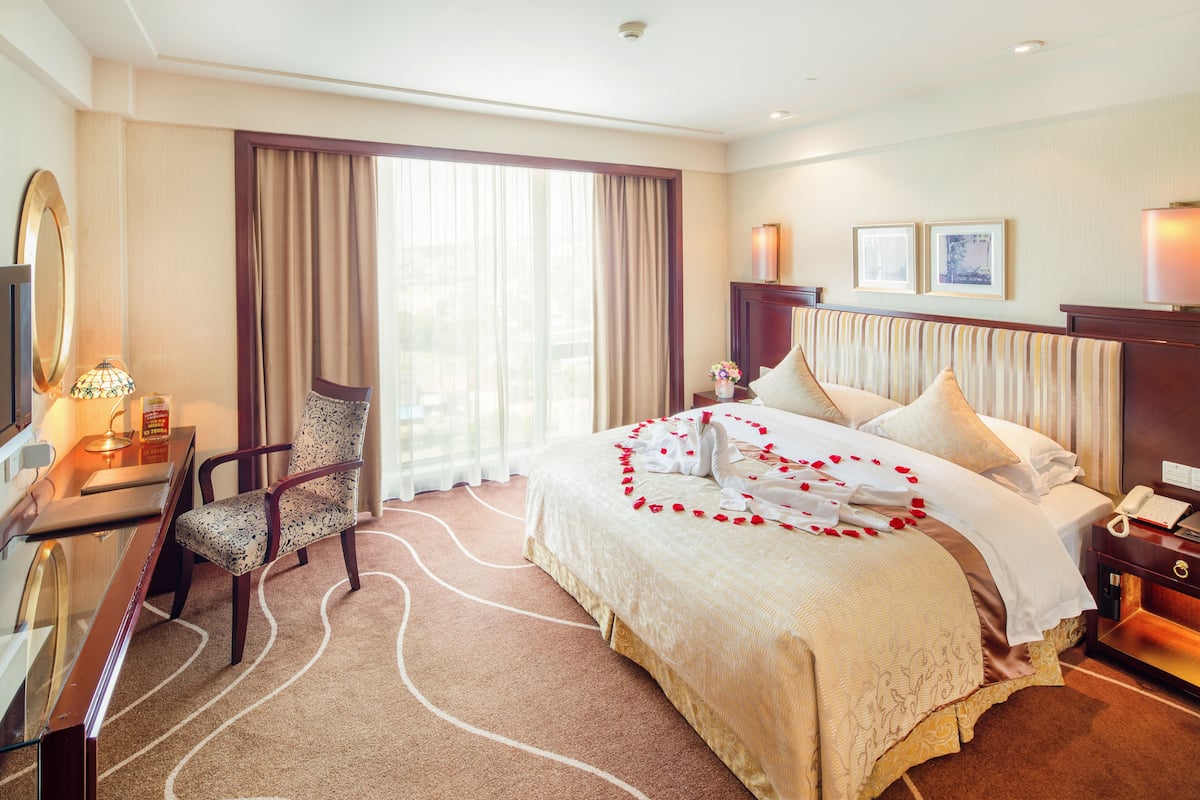 Honeymoon Room | Minibar, desk, WiFi (free)