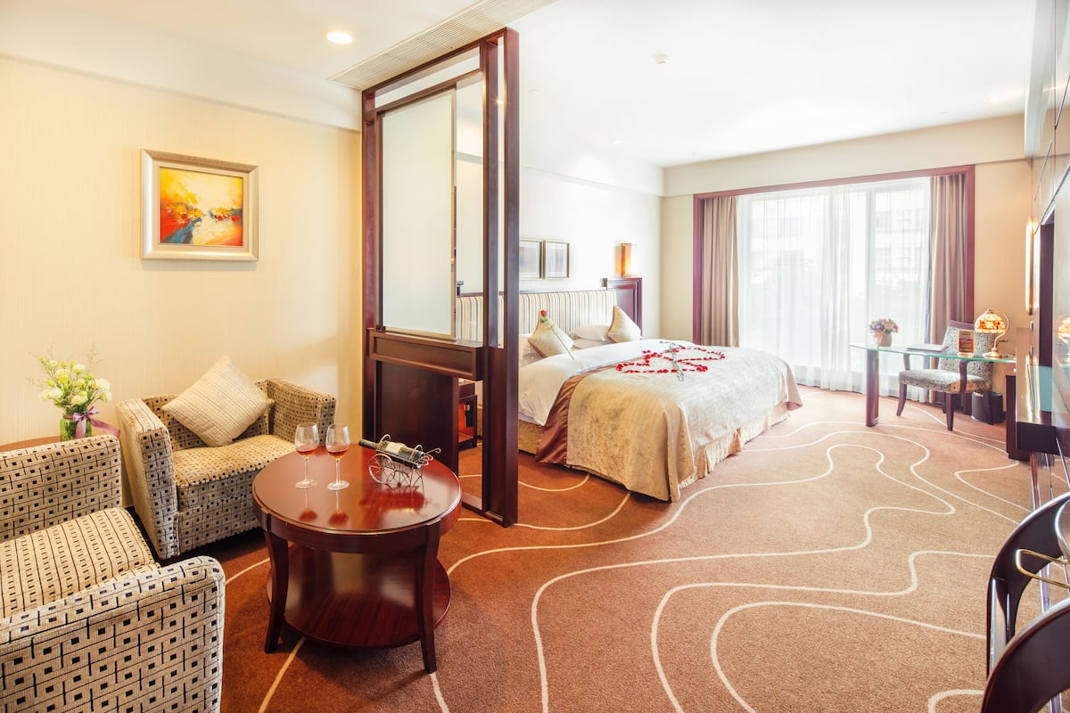 Minibar, desk, WiFi (free)