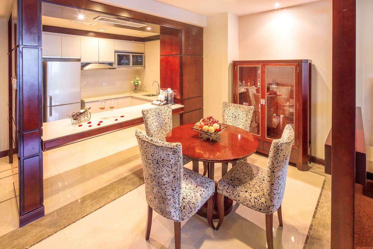 Minibar, desk, WiFi (free)