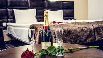 Desk, soundproofing, free cots/infant beds, free WiFi