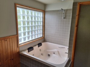 Spa Studio | Private spa tub - D'Altons Studios (Halls Gap)