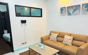 基础公寓, 1 间卧室, 海洋景观, 临海 | 起居区 | 32-英寸LED 电视(配备数码频道)、电视、Netflix