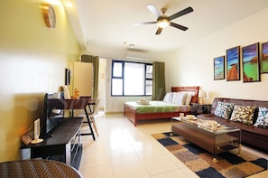 防过敏的被褥、办公桌、笔记本电脑工作区、遮光窗帘