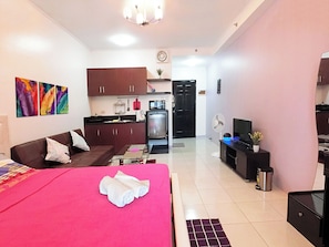 Comfort Double Room, 1 Queen Bed, City View | Hypo-allergenic bedding, desk, laptop workspace, blackout drapes - Serena's House - Manila (Manila)