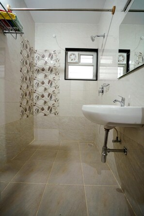Douche, articles de toilette gratuits, sèche-cheveux