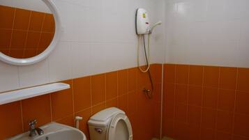 Standard Room | Bathroom | Shower, free toiletries, towels