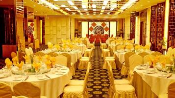 Déjeuner et dîner servis sur place, spécialités Cuisine chinoise