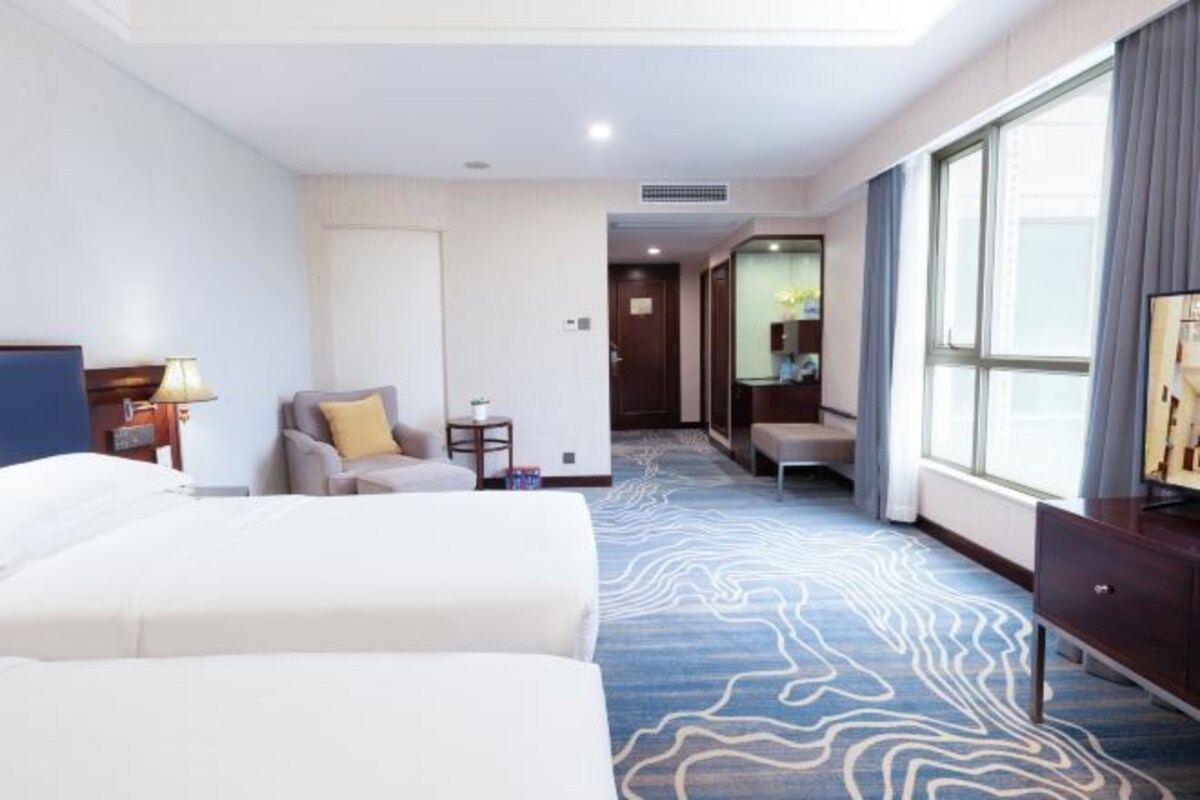 ميني بار وخزنة داخل الغرفة ومكتب وستائر تعتيم