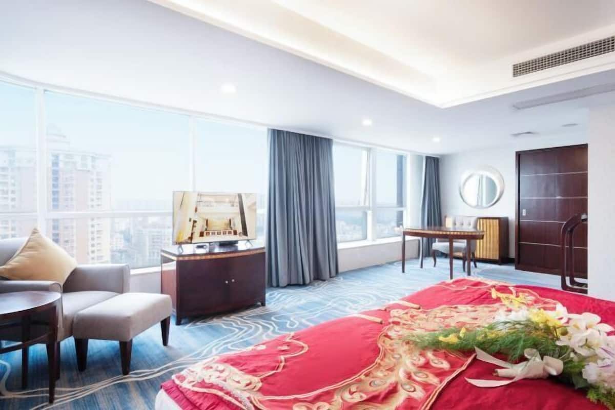 Minibar, in-room safe, desk, blackout curtains