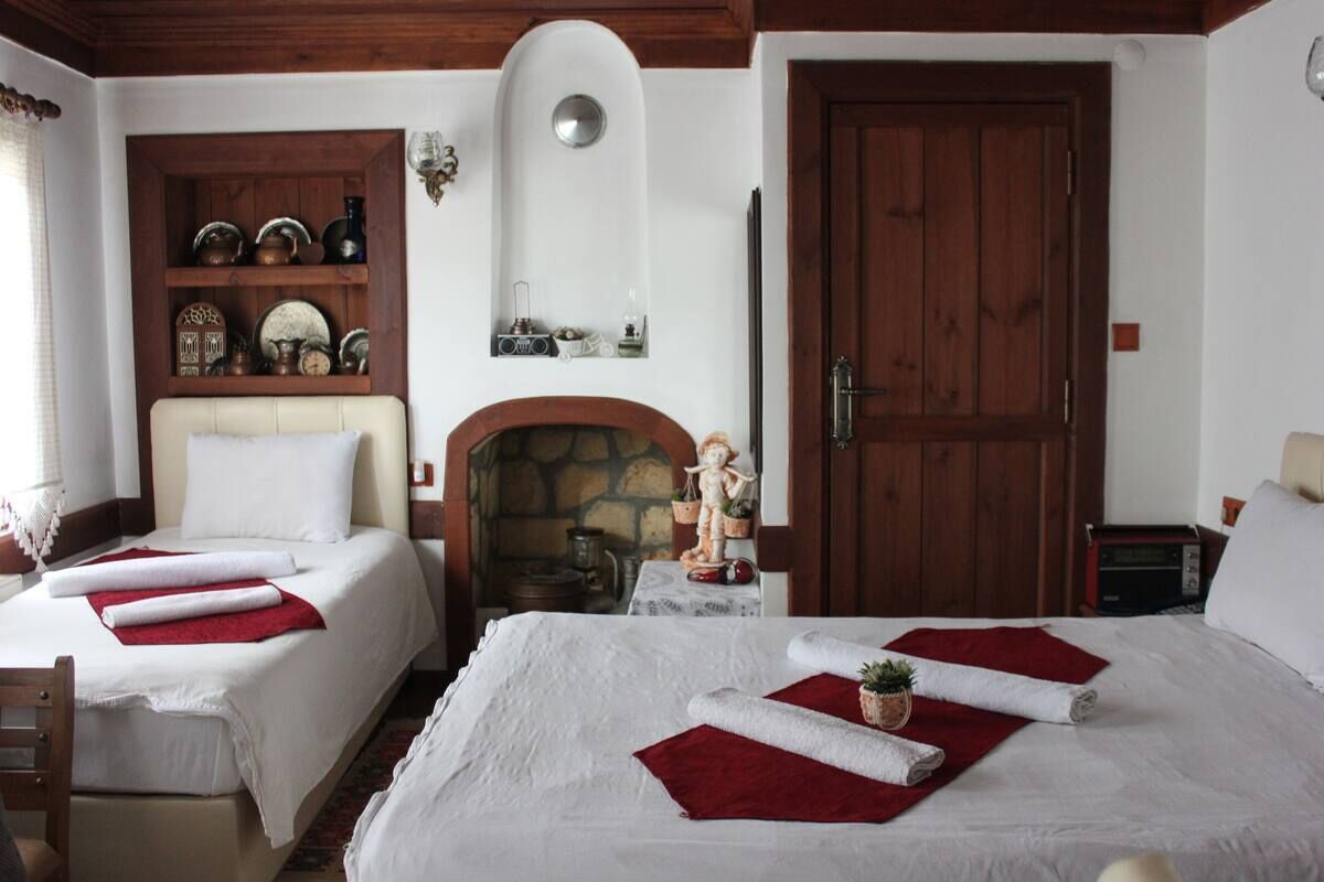 Premium bedding, desk, laptop workspace, WiFi (free)