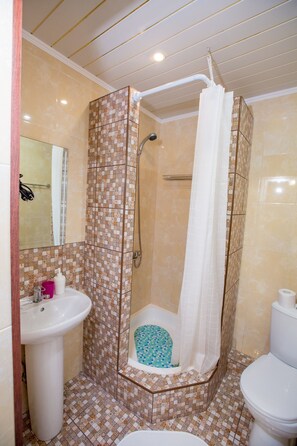 Superior Double or Twin Room (Private entrance) | Bilik Mandi | Pancuran mandi, kelengkapan dandanan diri percuma, pengering rambut