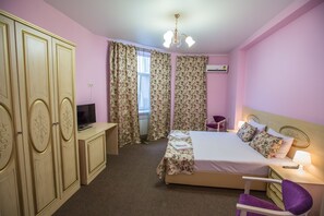 Standard Double or Twin Room | Peti besi dalam bilik, meja, kalis bunyi, seterika/papan seterika