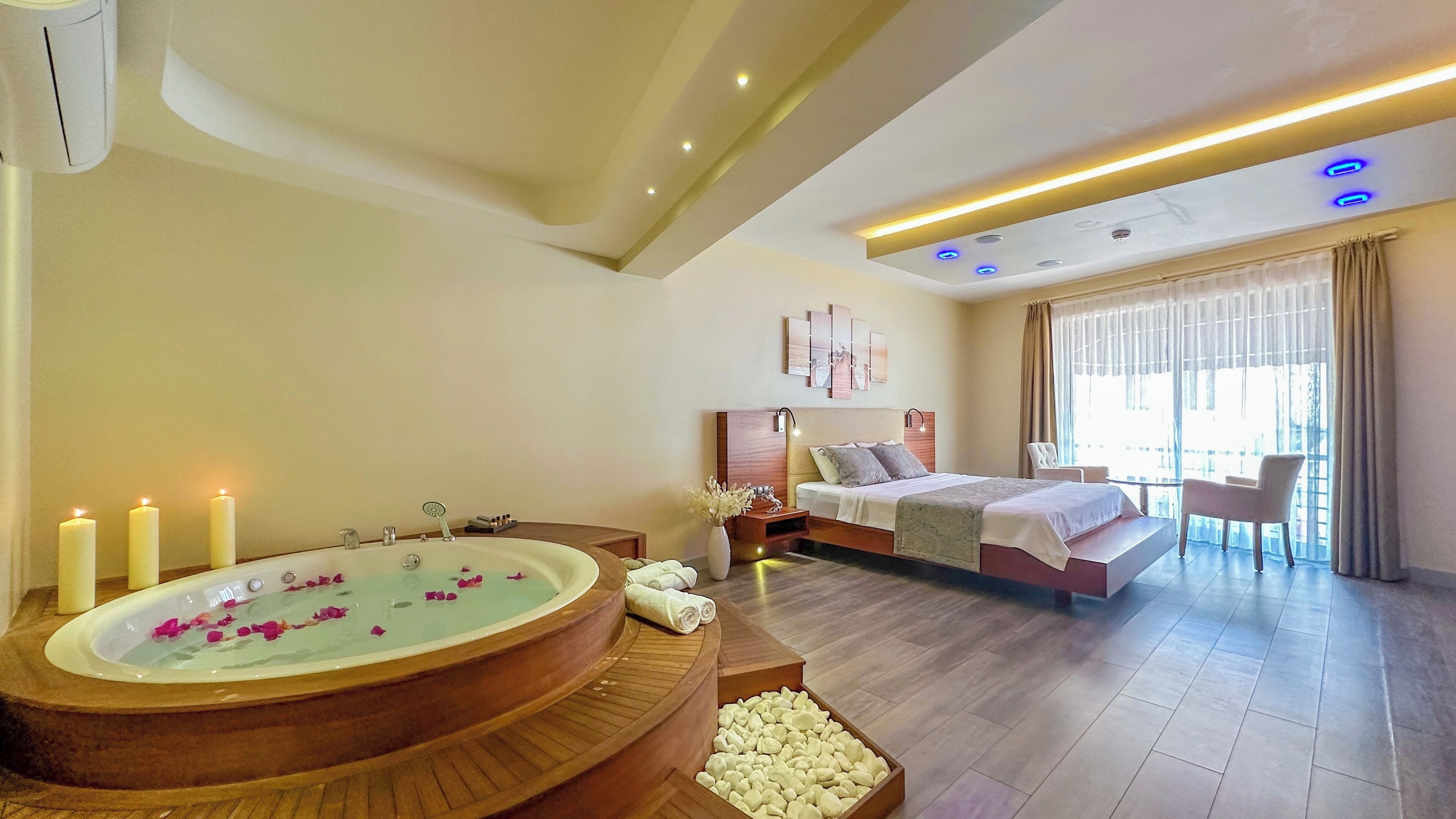 Deluxe Suite | In-room safe, desk, soundproofing, iron/ironing board