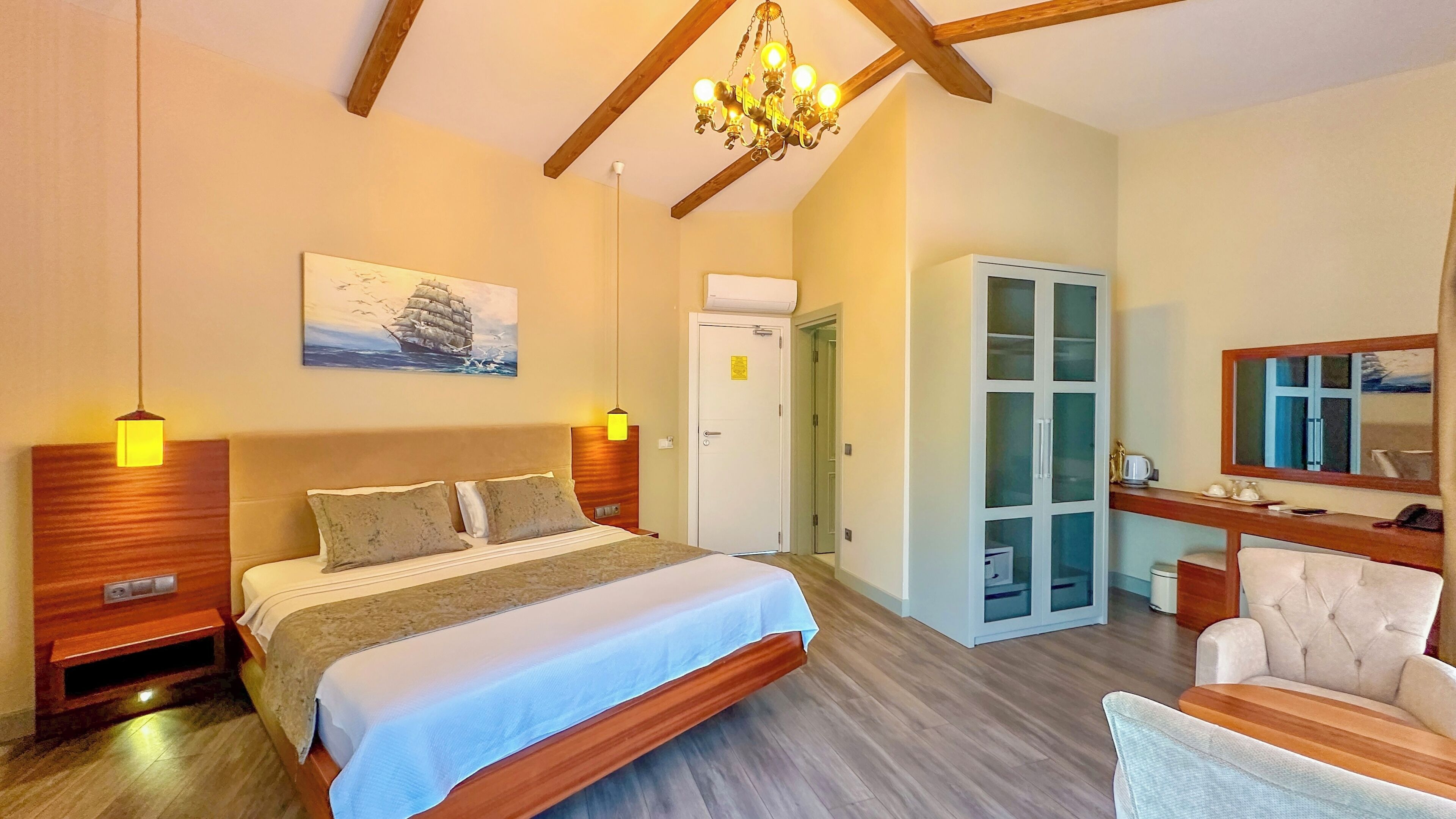 Standard Double Room | In-room safe, desk, soundproofing, iron/ironing board