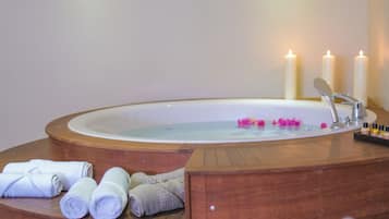 Suite Deluxe | Una cassaforte in camera, una scrivania, insonorizzazione