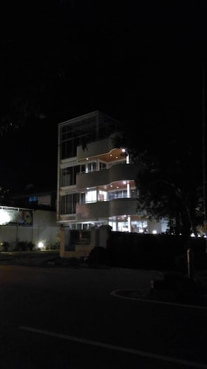 Façade de l’hébergement - soirée/nuit