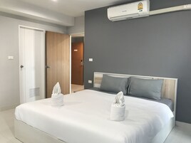 River View Suite | Desk, blackout drapes, free WiFi, bed sheets