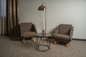 Suite – deluxe | Minibar, safe på rommet, lydisolert og wi-fi (inkludert)