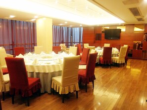 Breakfast, lunch and dinner served  - Foshan Emperor Hotel (Foshan)