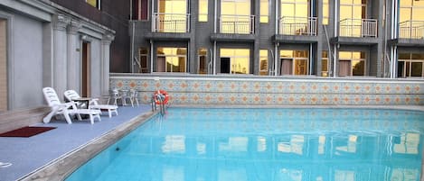 Una piscina al aire libre