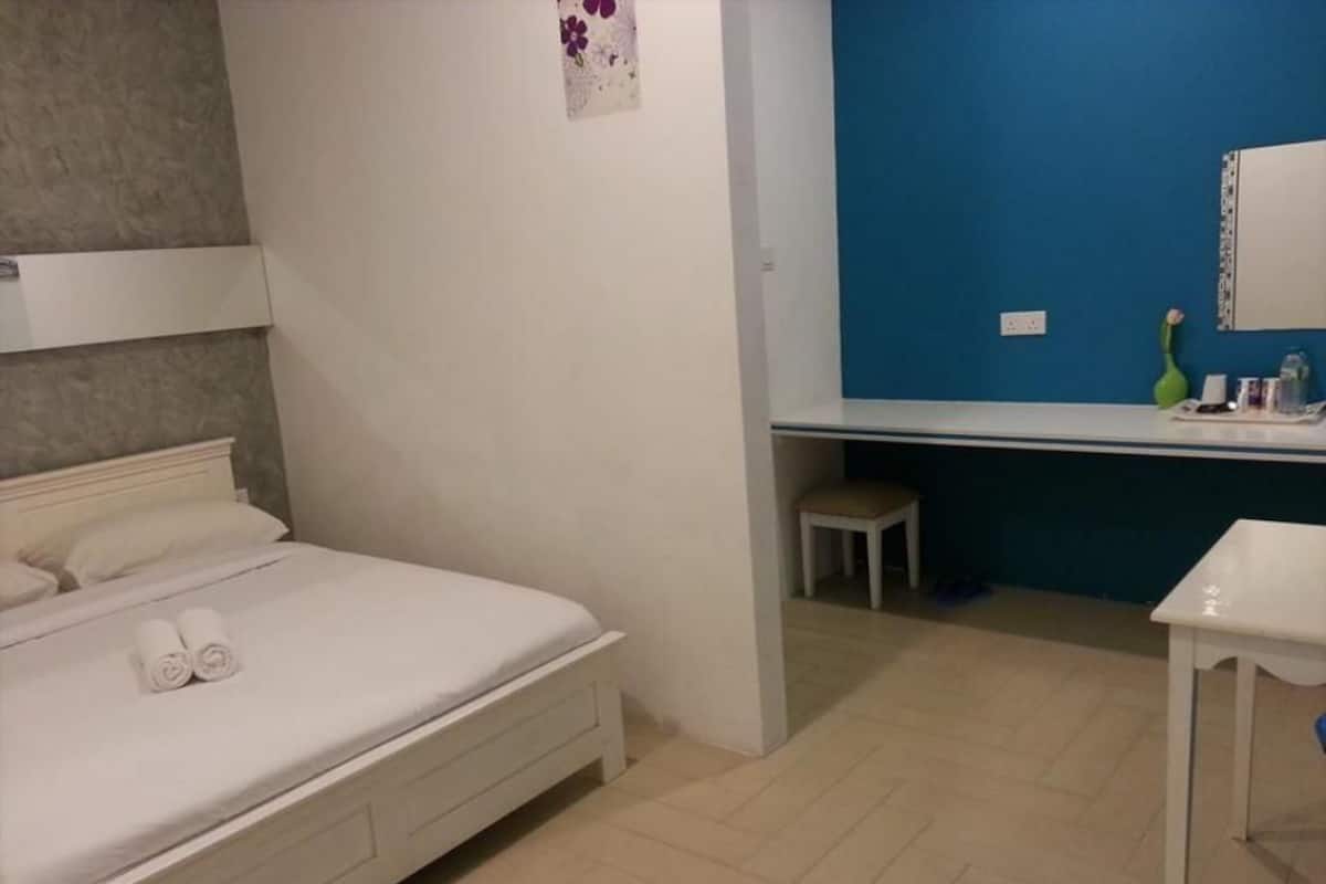Deluxe Double Room | Desk, iron/ironing board (on request), WiFi (free)