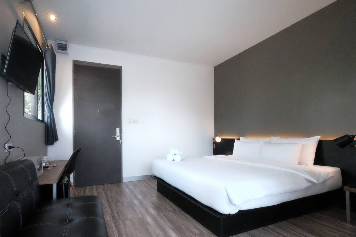 Deluxe Double Room | In-room safe, desk, blackout drapes, WiFi (free)
