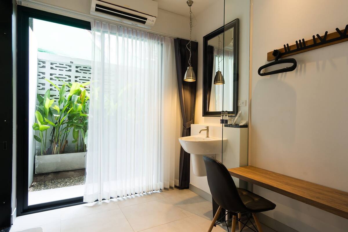 Standard Twin Room | In-room safe, desk, blackout drapes, WiFi (free)